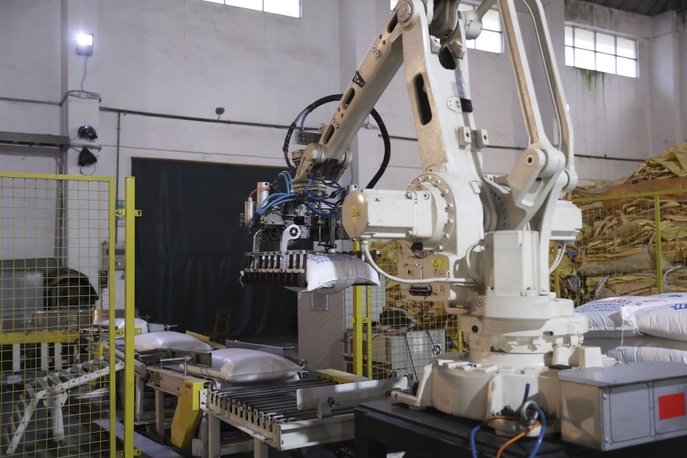 12月14日，在廣西來賓東糖鳳凰有限公司，機(jī)械臂在廠房碼放白砂糖成品。