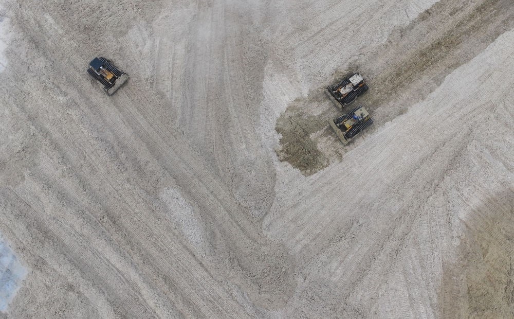12月12日，在廣西湘桂華糖制糖集團(tuán)來賓紙業(yè)有限責(zé)任公司，工作人員在整理蔗渣（無人機(jī)照片）。