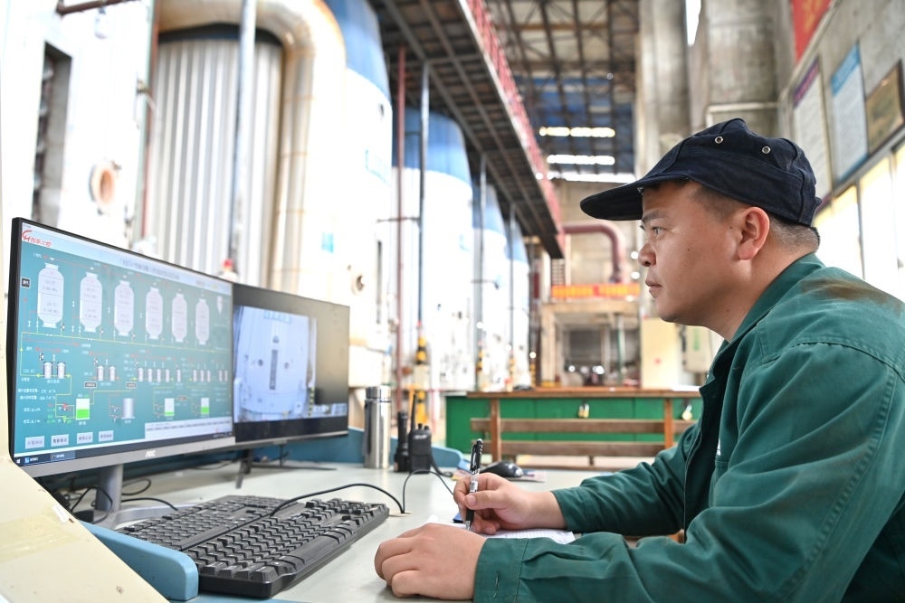 12月12日，工作人員在廣西來賓小平陽湘桂制糖有限公司監(jiān)控蒸發(fā)系統(tǒng)。