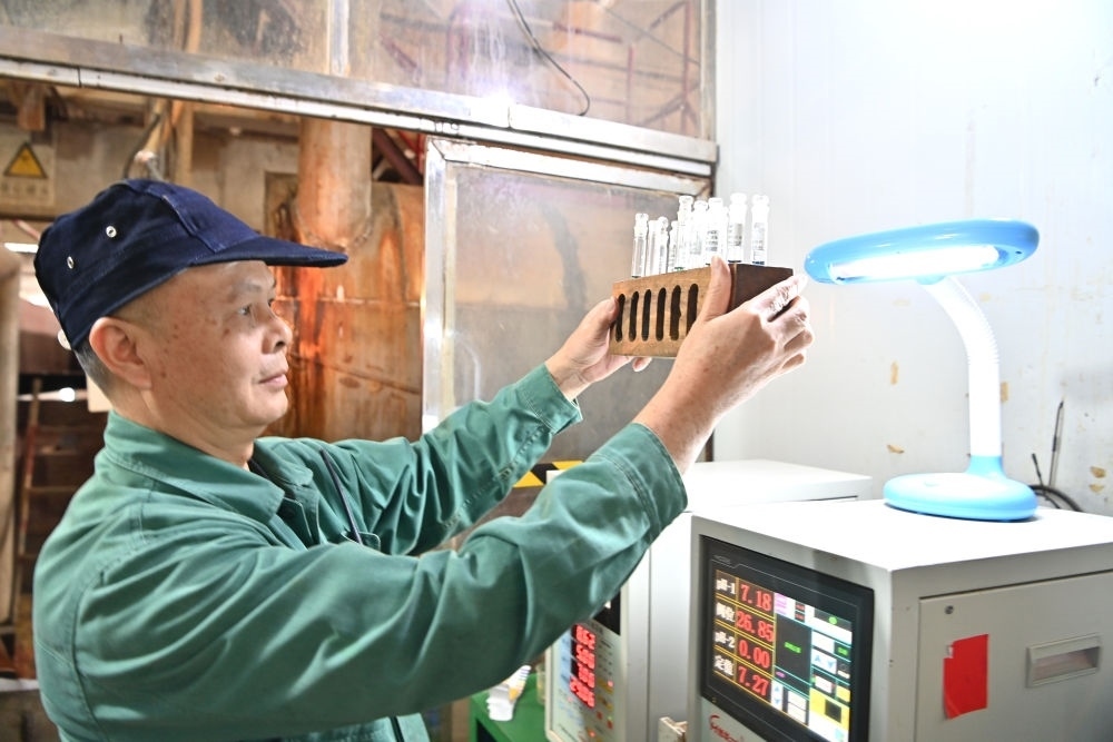 12月12日，廣西來賓小平陽湘桂制糖有限公司的工作人員在檢測糖漿樣品。