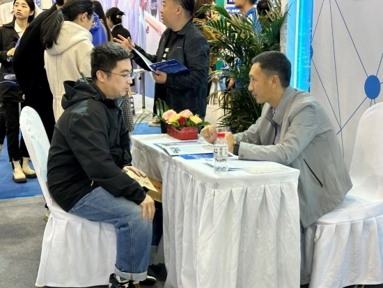 沈陽招聘會現場。人民網記者 尹柏寒攝