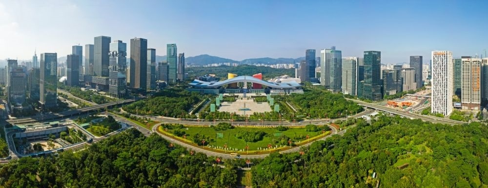 這是在廣東省深圳市拍攝的深圳市民中心和蓮花山公園一線（2020年10月2日攝，無人機照片）。新華社記者 梁旭 攝