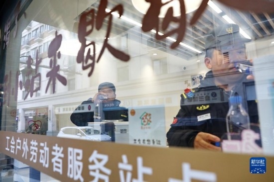 12月16日，戶外工作者在浙江省嘉興市南湖區(qū)丁家橋社區(qū)個性化“惠工小站”休息。