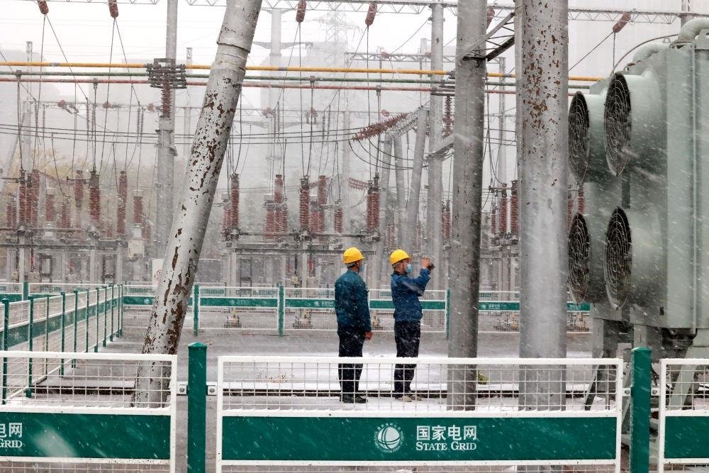 △國(guó)網(wǎng)壽光市供電公司變電運(yùn)維人員在檢查變電站積雪情況。