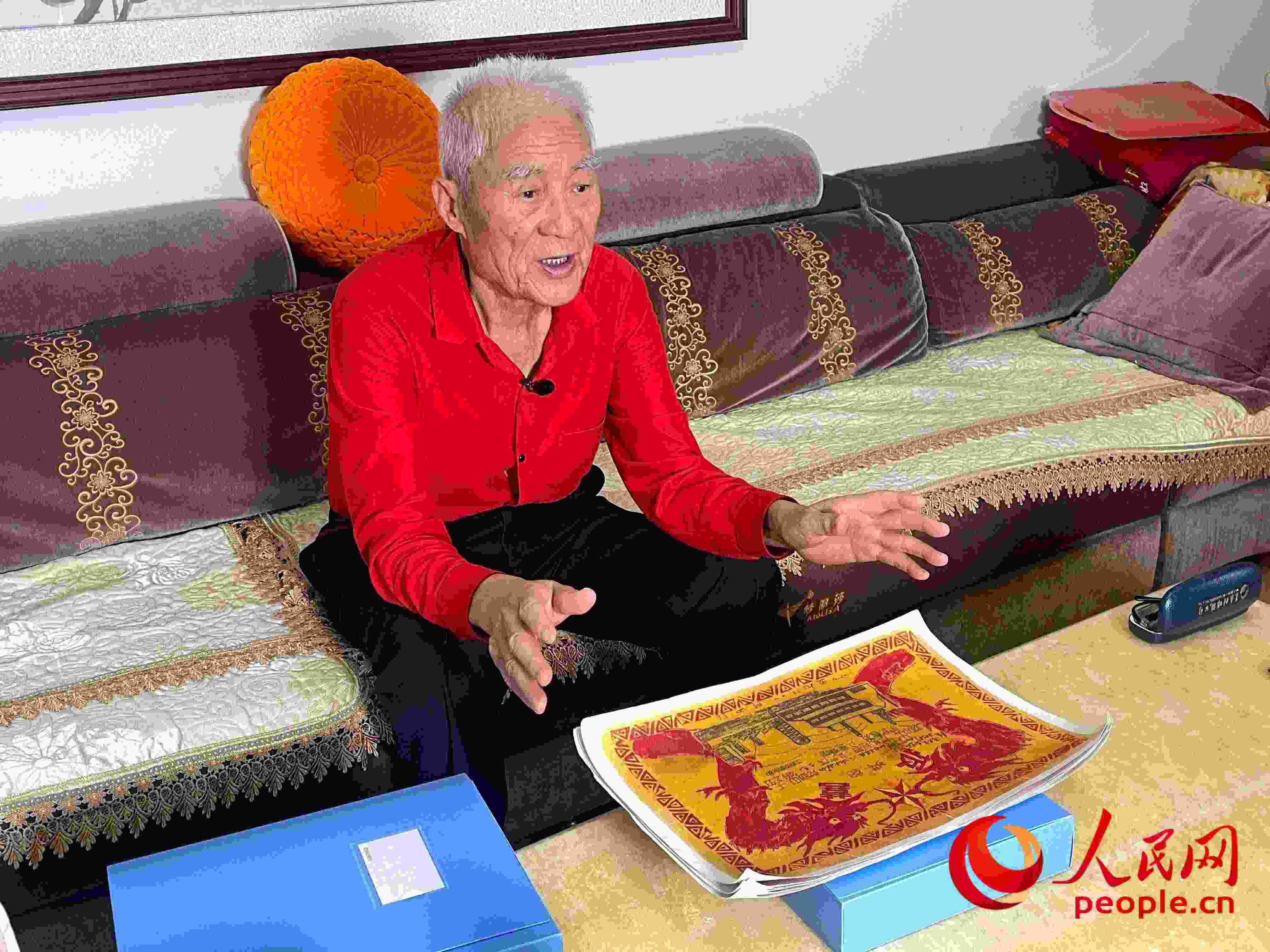 馬太生向采訪團(tuán)講述自己獲得獎(jiǎng)狀的經(jīng)歷。人民網(wǎng) 周靜圓攝