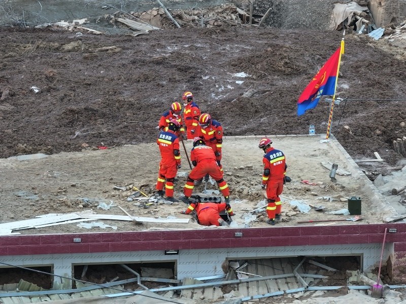 救援人員在現(xiàn)場(chǎng)。賀勇攝。