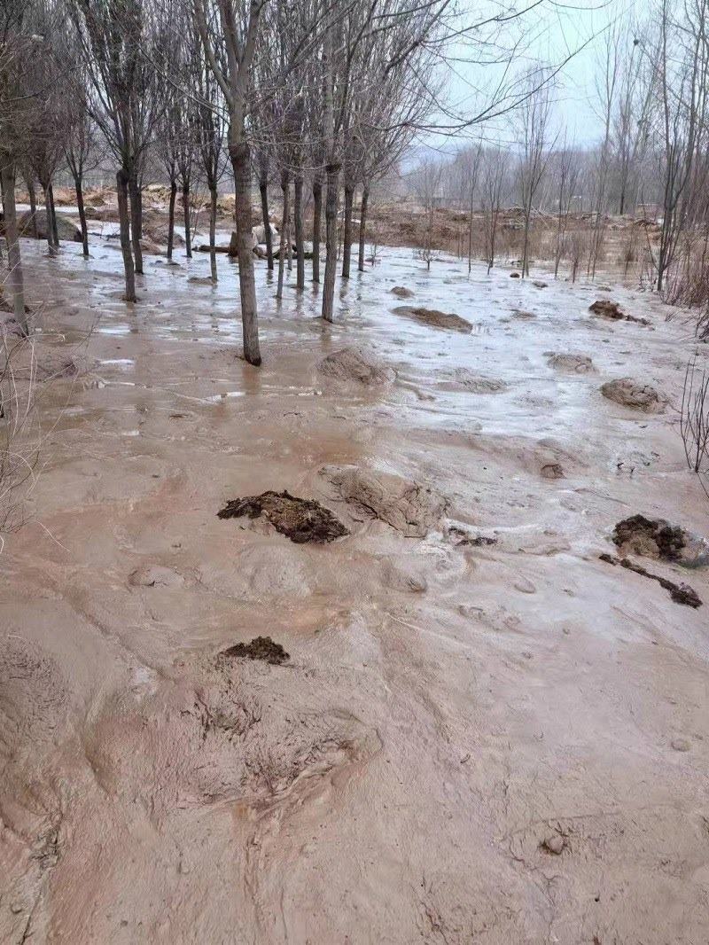 次生災(zāi)害襲擊過(guò)的村落。喬棟攝。