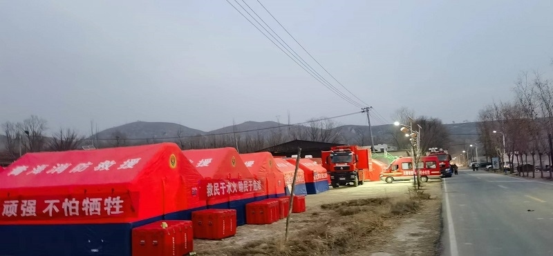 救災(zāi)隊(duì)員現(xiàn)場(chǎng)扎起了帳篷。王梅攝。