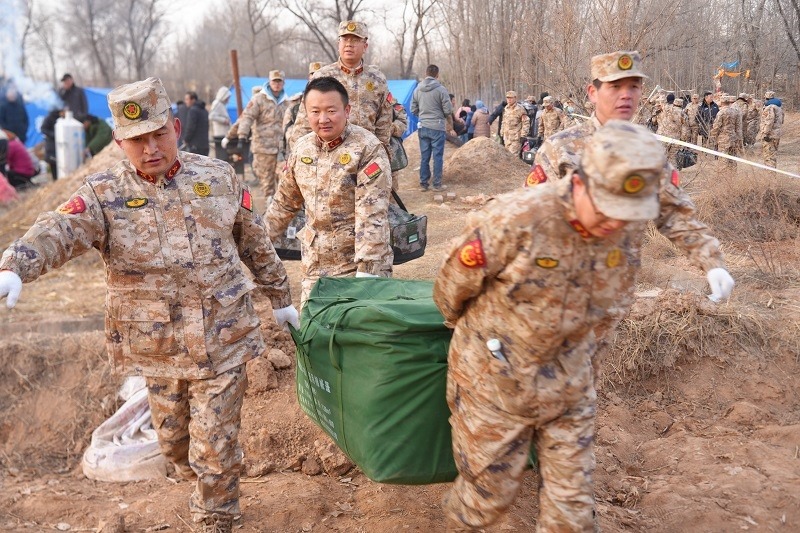 救援人員正在現(xiàn)場(chǎng)緊急搬運(yùn)物資。賀勇攝。