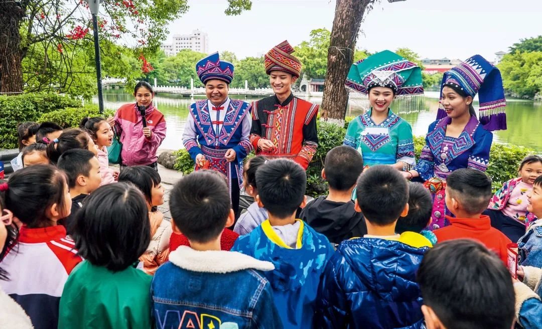 2023年4月25日，廣西桂林，“網(wǎng)絡法治宣傳一條街”在榕湖景區(qū)古南門“開街”，身穿民族服裝的工作人員演唱山歌向青少年普及網(wǎng)絡法治知識。