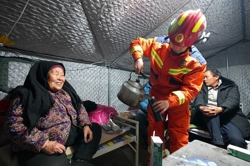 村民龔尕芳與消防員交流。賀勇攝。