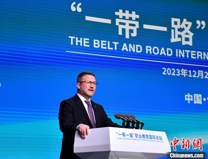 圖為活動(dòng)現(xiàn)場歐洲議會(huì)交通旅游委員會(huì)副主席烏伊海依·伊什特萬致辭。 中新社記者 韓冰 攝