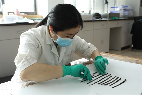 考古工作者正給竹簡排序。國家文物局供圖