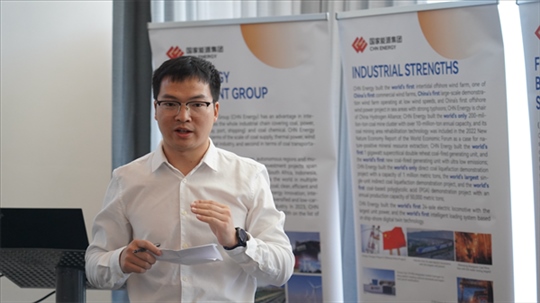 龍?jiān)垂敬戆l(fā)言致辭。 人民網(wǎng) 張茜攝