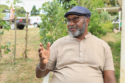 2023年12月18日，瓦努阿圖共和國總理夏洛特·薩爾維在瓦努阿圖公路項(xiàng)目二期馬勒庫拉段的移交儀式現(xiàn)場(chǎng)接受人民網(wǎng)采訪。人民網(wǎng) 賀吉攝