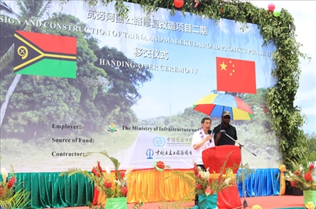 2023年12月18日，中國駐瓦努阿圖大使李名剛在瓦努阿圖公路項(xiàng)目二期馬勒庫拉段的移交儀式上發(fā)表致辭。人民網(wǎng) 賀吉攝