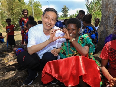 2023年12月18日，中國駐瓦努阿圖大使李名剛和前來觀看瓦努阿圖公路項(xiàng)目二期馬勒庫拉段移交儀式的當(dāng)?shù)鼐用窈嫌?。人民網(wǎng) 賀吉攝