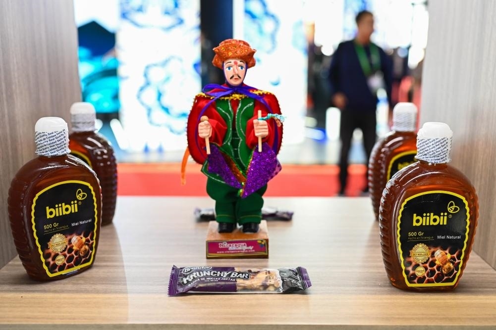 2023年11月8日在第六屆進(jìn)博會(huì)上拍攝的尼加拉瓜蜂蜜產(chǎn)品。