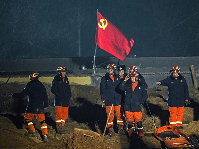 2023年12月21日，救援隊員在青海省海東市民和回族土族自治縣中川鄉(xiāng)金田村現(xiàn)場救援。新華社記者 張龍 攝