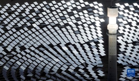 這是2023年6月11日在青海省海西蒙古族藏族自治州格爾木市拍攝的一座光熱電站（無(wú)人機(jī)照片）。 新華社記者 張宏祥 攝