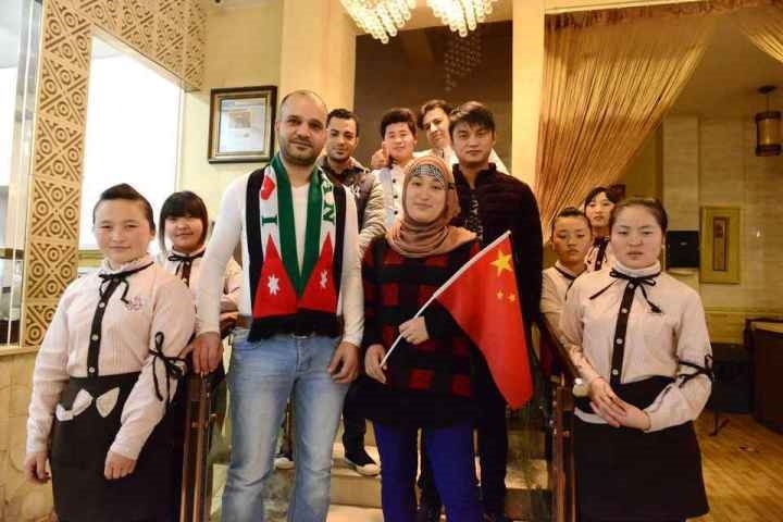 穆罕奈德夫婦與餐廳員工合影。共享聯(lián)盟·義烏 呂斌 攝