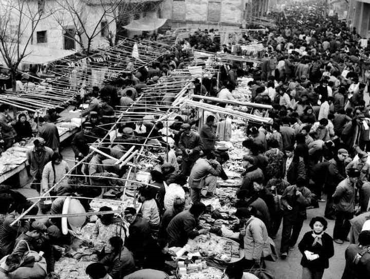 1982年，義烏湖清門(mén)馬路市場(chǎng)場(chǎng)景。拍友 金福根 攝