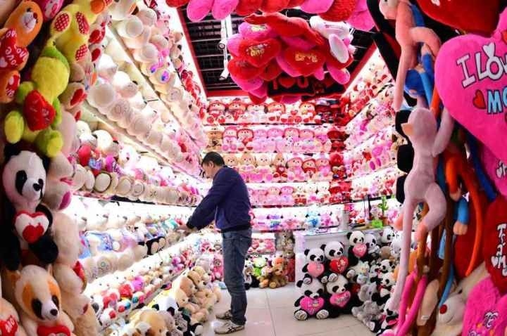 商戶在店鋪內(nèi)整理毛絨玩具。共享聯(lián)盟·義烏 呂斌 攝