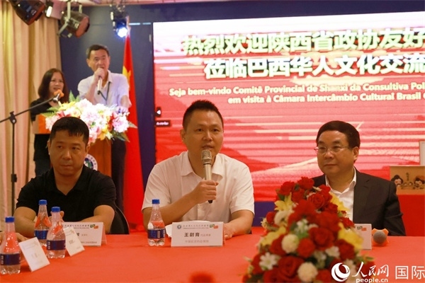 中國駐里約熱內(nèi)盧代總領(lǐng)事王尉育（中）在座談會(huì)中致辭。人民網(wǎng)記者 陳海琪攝