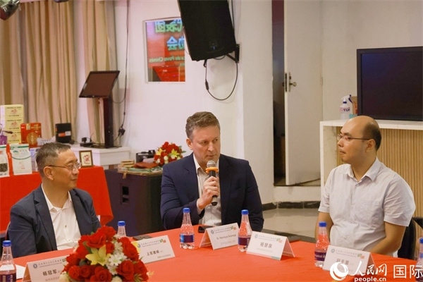 巴西中國友好協(xié)會(huì)主席恩里克·諾布雷加（中）在座談會(huì)中發(fā)言。人民網(wǎng)記者 陳海琪攝