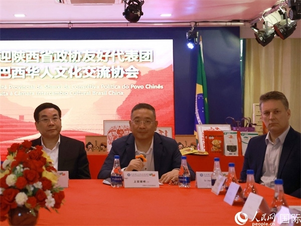 巴西華人文化交流協(xié)會(huì)主席上官建峰（中）在座談會(huì)上發(fā)言。人民網(wǎng)記者 陳海琪攝