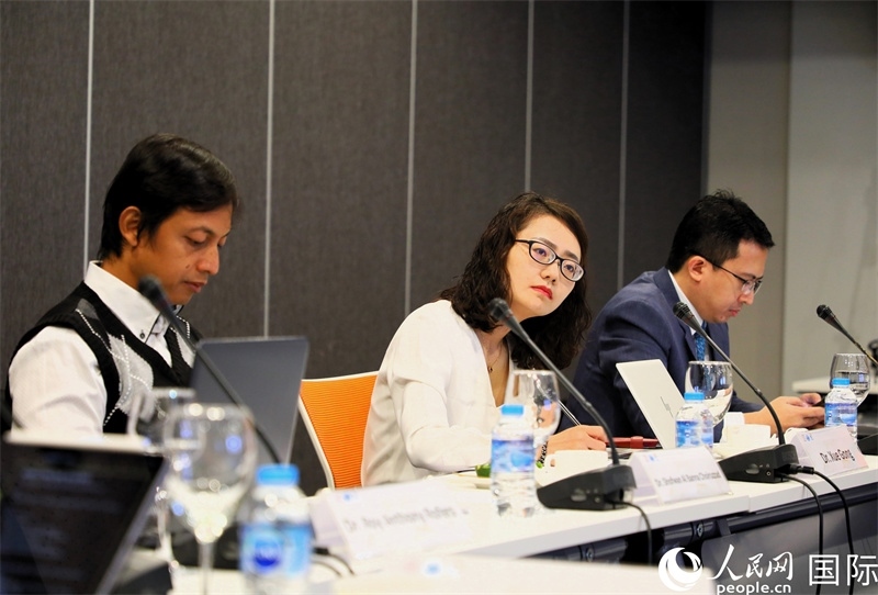 學(xué)者們專注聆聽(tīng)會(huì)議內(nèi)容。人民網(wǎng)記者 白元琪攝