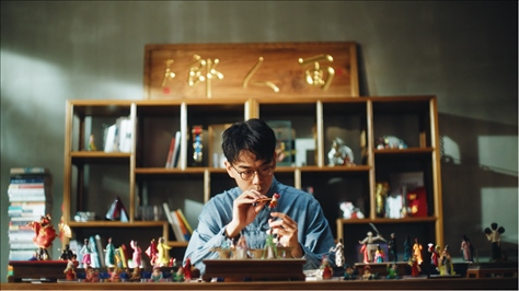 郎佳子彧通過(guò)短視頻直播，讓更多人關(guān)注并喜歡捏面人。受訪者供圖