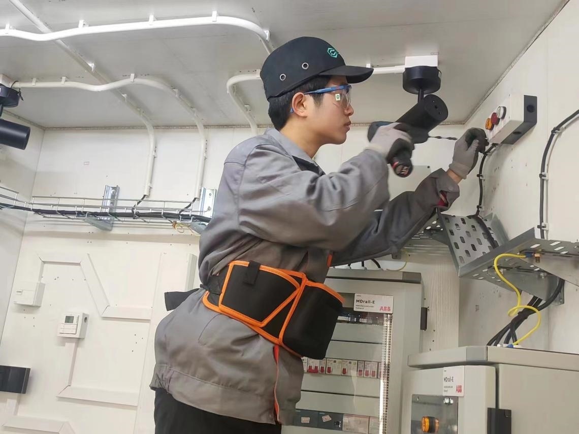 張強(qiáng)在安裝指示燈盒實(shí)訓(xùn)中。高磊磊 攝