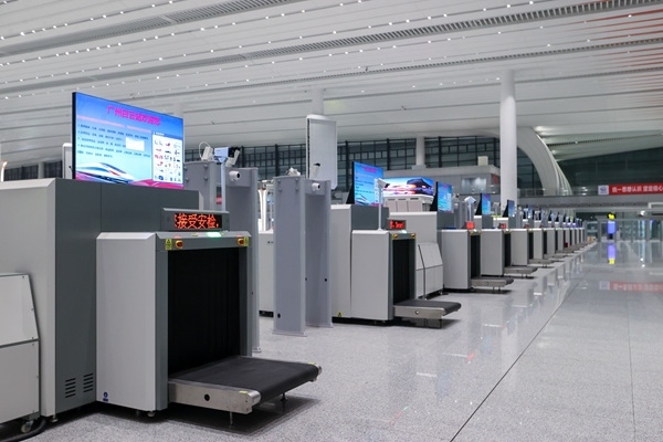 進(jìn)站大廳整齊擺放的安檢儀。