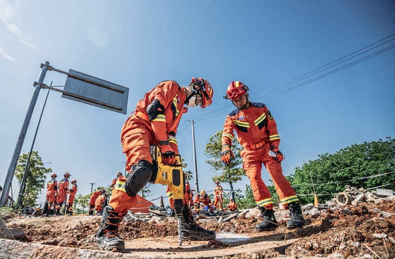周彩琪和隊(duì)友在救援現(xiàn)場(chǎng)。受訪者供圖