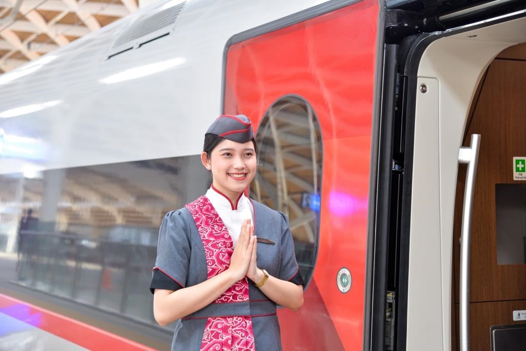 12月12日，乘務(wù)人員在印度尼西亞雅加達(dá)的哈利姆車站站臺(tái)歡迎乘坐雅萬(wàn)高鐵的乘客。新華社記者徐欽攝