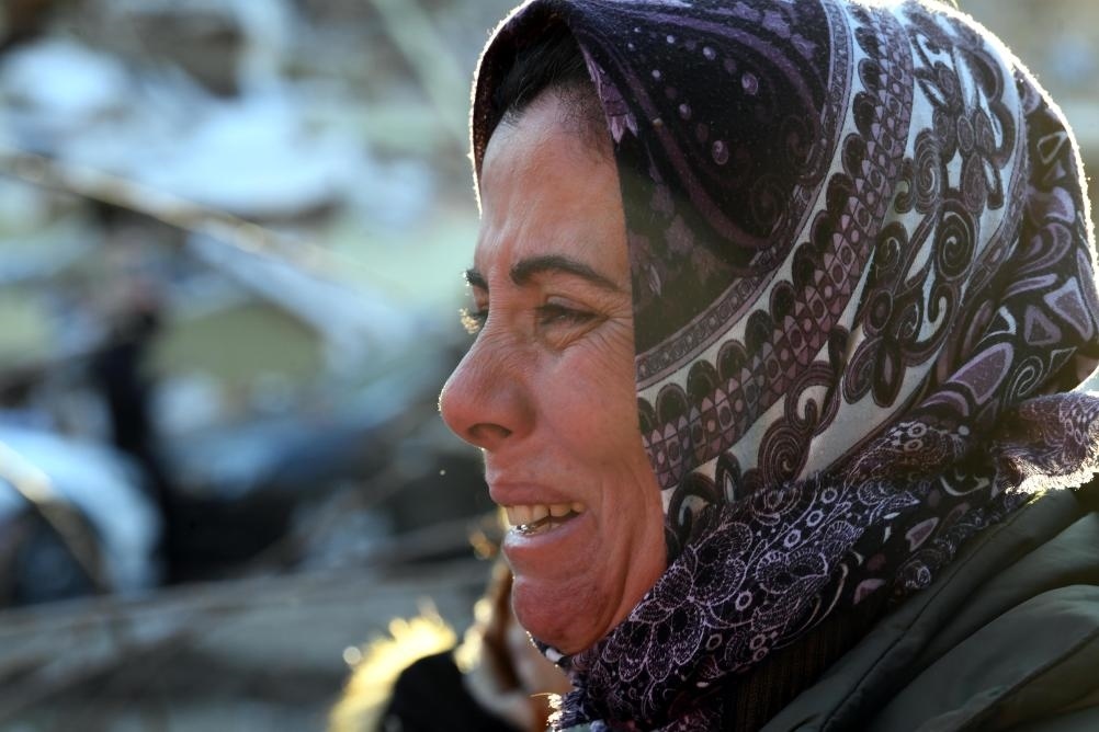 2月8日，在土耳其哈塔伊的一處地震廢墟，當(dāng)?shù)鼐用竦却H人的消息。新華社記者沙達(dá)提攝