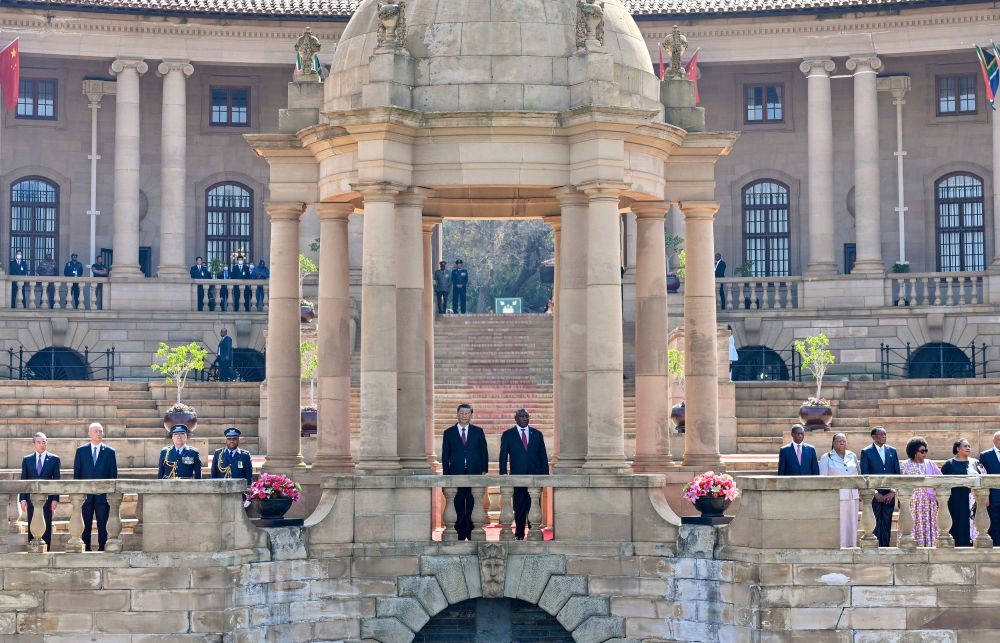 當?shù)貢r間8月22日上午，正在南非進行國事訪問的國家主席習近平在比勒陀利亞總統(tǒng)府同南非總統(tǒng)拉馬福薩會談。會談前，拉馬福薩在總統(tǒng)府廣場為習近平舉行歡迎儀式。新華社記者 殷博古 攝