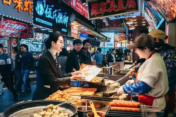 當(dāng)?shù)劂y行工作人員向個(gè)體經(jīng)營(yíng)者介紹金融服務(wù)。受訪者供圖