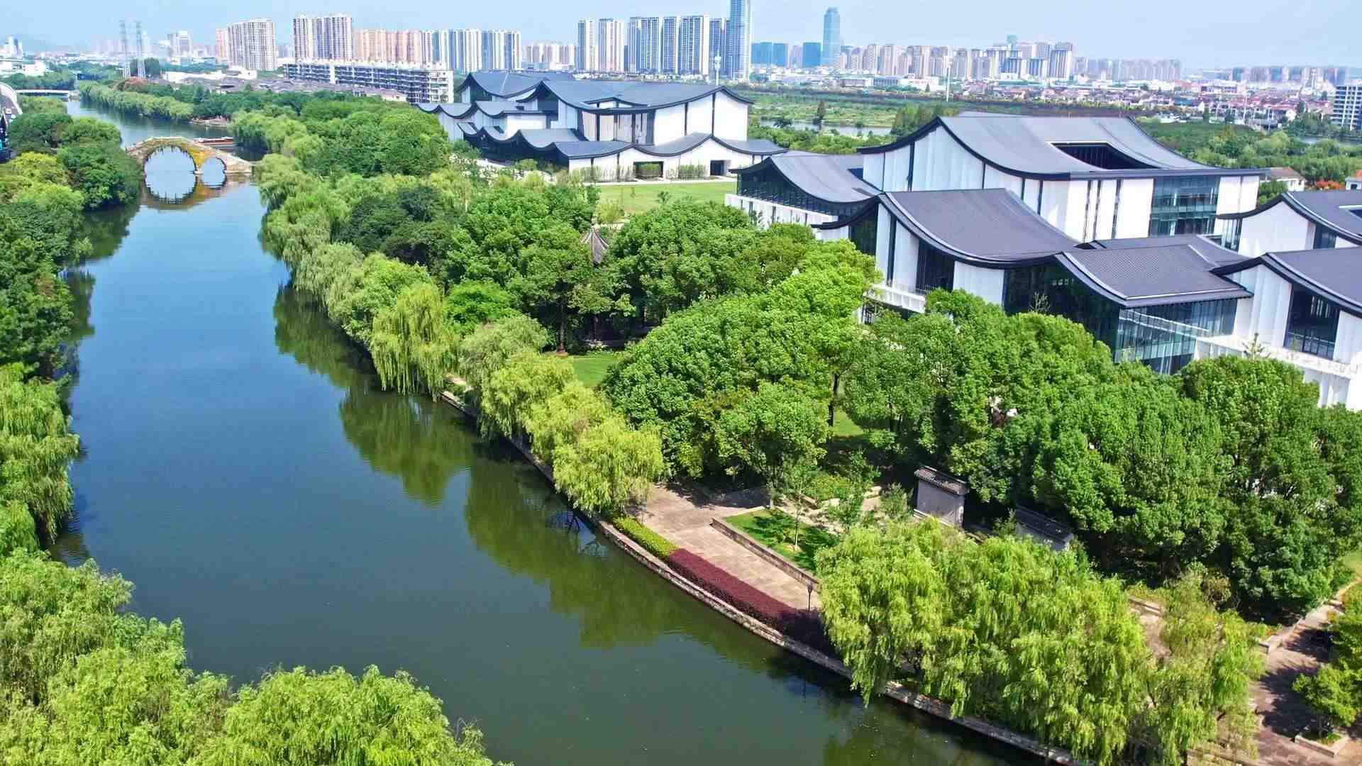 △浙東運河。今年9月20日，習近平總書記來到浙東運河文化園考察，強調(diào)“大運河文化是中國優(yōu)秀傳統(tǒng)文化的重要組成部分，要在保護、傳承、利用上下功夫，讓古老大運河煥發(fā)時代新風貌”。