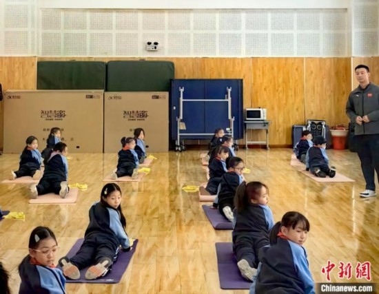 逸陽文思學(xué)校學(xué)生正在進行運動恢復(fù)矯正訓(xùn)練。<a target='_blank' href='/' ><p align=