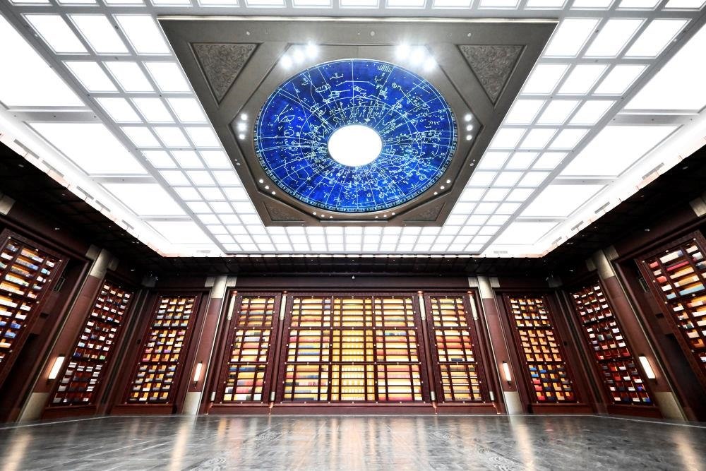 △中國國家版本館中央總館“文瀚閣”內(nèi)景。星空穹頂上是一幅宋代石刻天文圖，傳遞著“文瀚閣”的寓意：中華文明如星空般浩瀚璀璨。