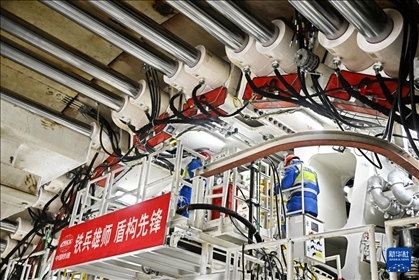 12月30日，中鐵十四局技術(shù)人員在盾構(gòu)掘進(jìn)開始前檢查“海天號”盾構(gòu)機(jī)。新華社記者 李紫恒 攝