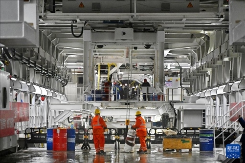 12月30日，建設(shè)者在青島膠州灣第二隧道工程南線主線隧道盾構(gòu)掘進(jìn)現(xiàn)場作業(yè)。新華社記者 李紫恒 攝