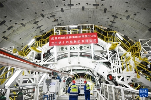 12月30日，中鐵十四局技術(shù)人員在盾構(gòu)掘進(jìn)開始前檢查“海天號”盾構(gòu)機(jī)。新華社記者 李紫恒 攝