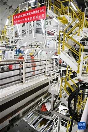 12月30日，建設(shè)者在青島膠州灣第二隧道工程南線主線隧道盾構(gòu)掘進(jìn)現(xiàn)場作業(yè)。新華社記者 李紫恒 攝