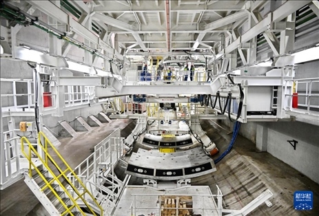 12月30日，建設(shè)者在青島膠州灣第二隧道工程南線主線隧道盾構(gòu)掘進(jìn)現(xiàn)場作業(yè)。新華社記者 李紫恒 攝