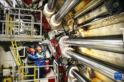 12月30日，中鐵十四局技術(shù)人員在盾構(gòu)掘進(jìn)開始前檢查“海天號”盾構(gòu)機(jī)。新華社記者 李紫恒 攝