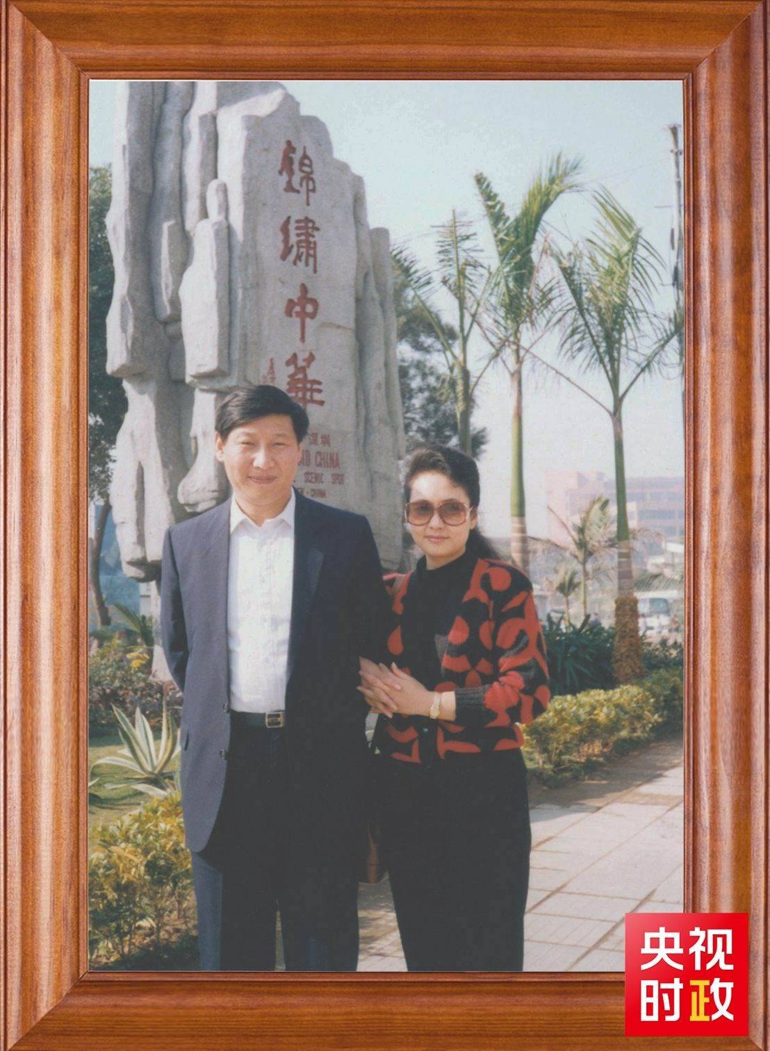 △這是習(xí)近平和夫人彭麗媛的合影。這張照片第一次出現(xiàn)在他的書架上。
