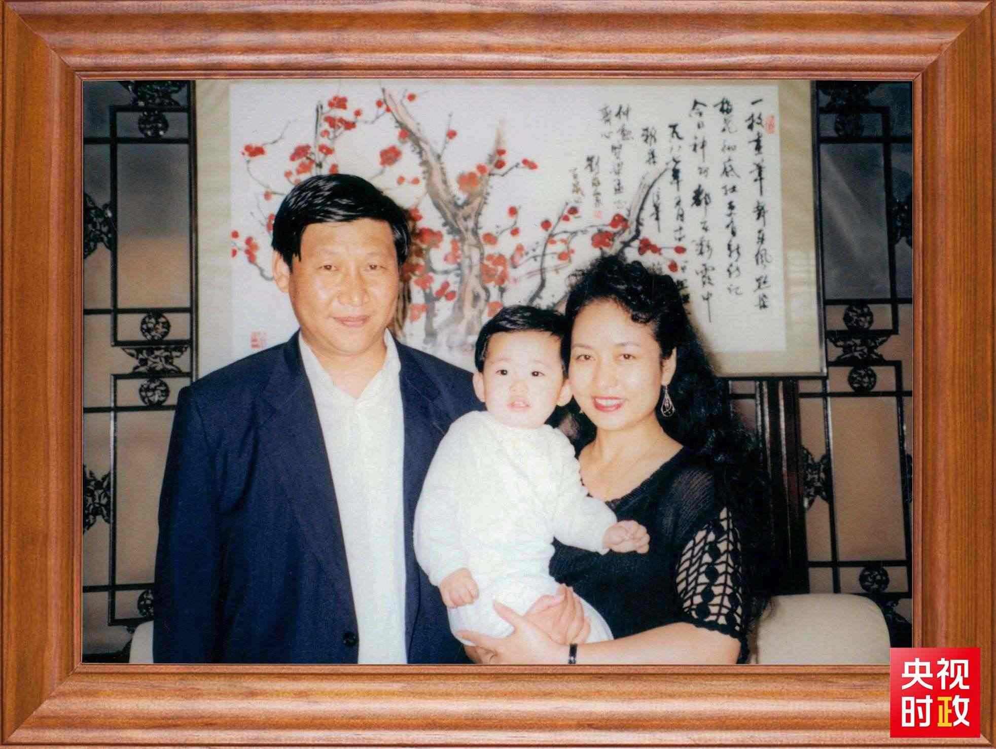 △這是習(xí)近平一家三口的合影。這張照片第一次出現(xiàn)在他的書架上。